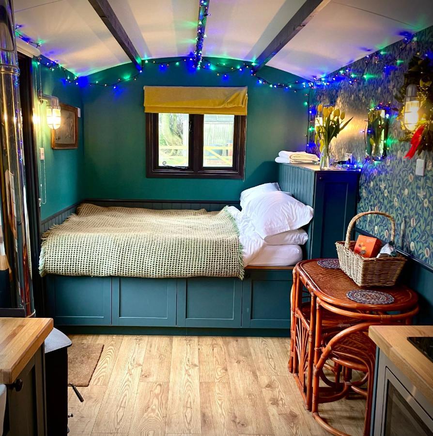 Old King William Shepherd Huts And Private Hot Tubs In North Norfolk Hunworth Bagian luar foto