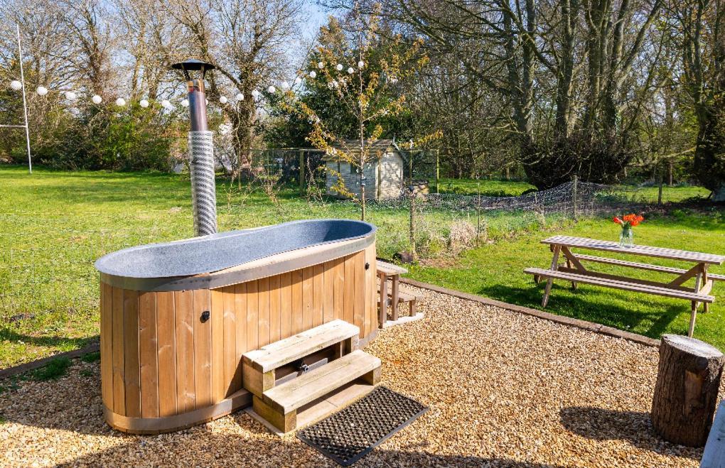 Old King William Shepherd Huts And Private Hot Tubs In North Norfolk Hunworth Bagian luar foto