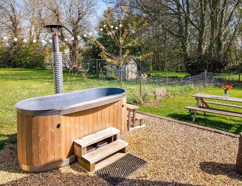 Old King William Shepherd Huts And Private Hot Tubs In North Norfolk Hunworth Bagian luar foto