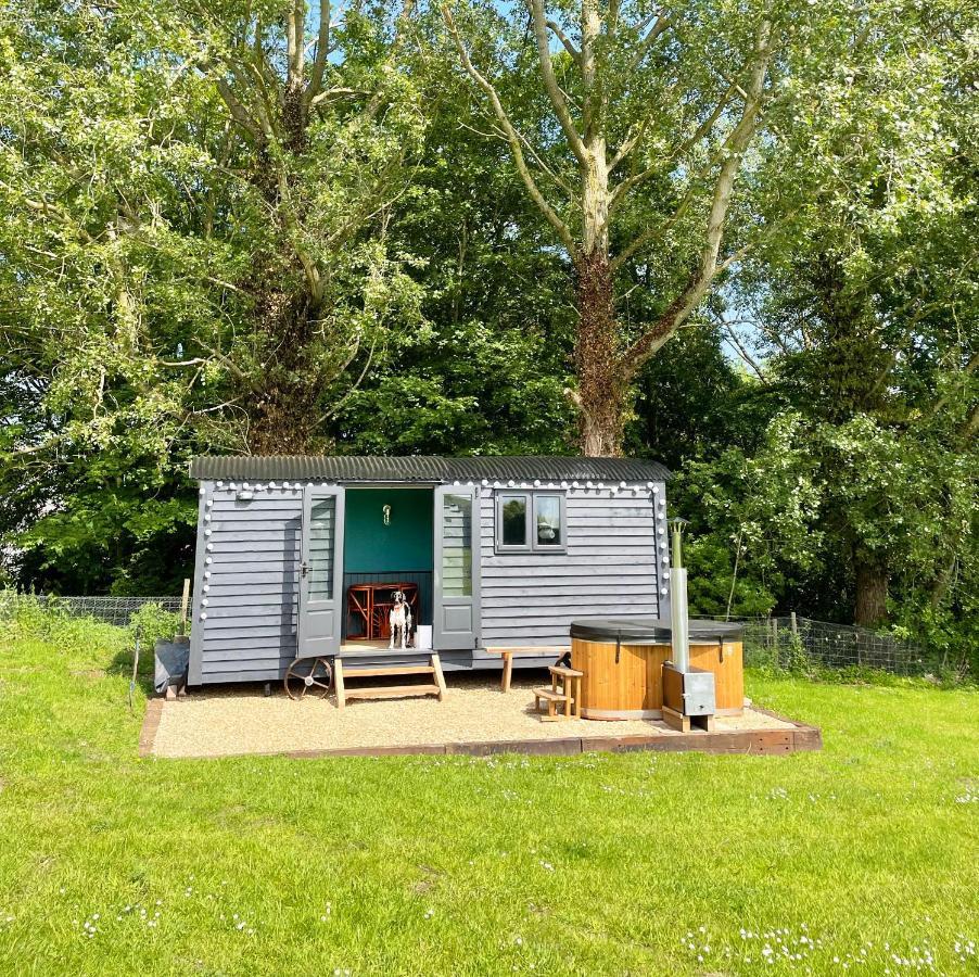 Old King William Shepherd Huts And Private Hot Tubs In North Norfolk Hunworth Bagian luar foto