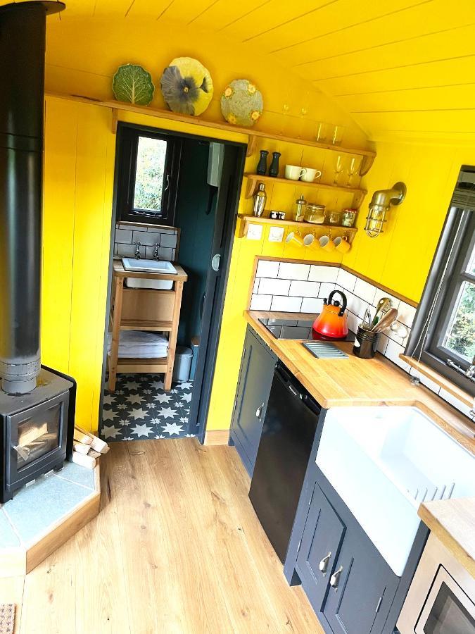 Old King William Shepherd Huts And Private Hot Tubs In North Norfolk Hunworth Bagian luar foto