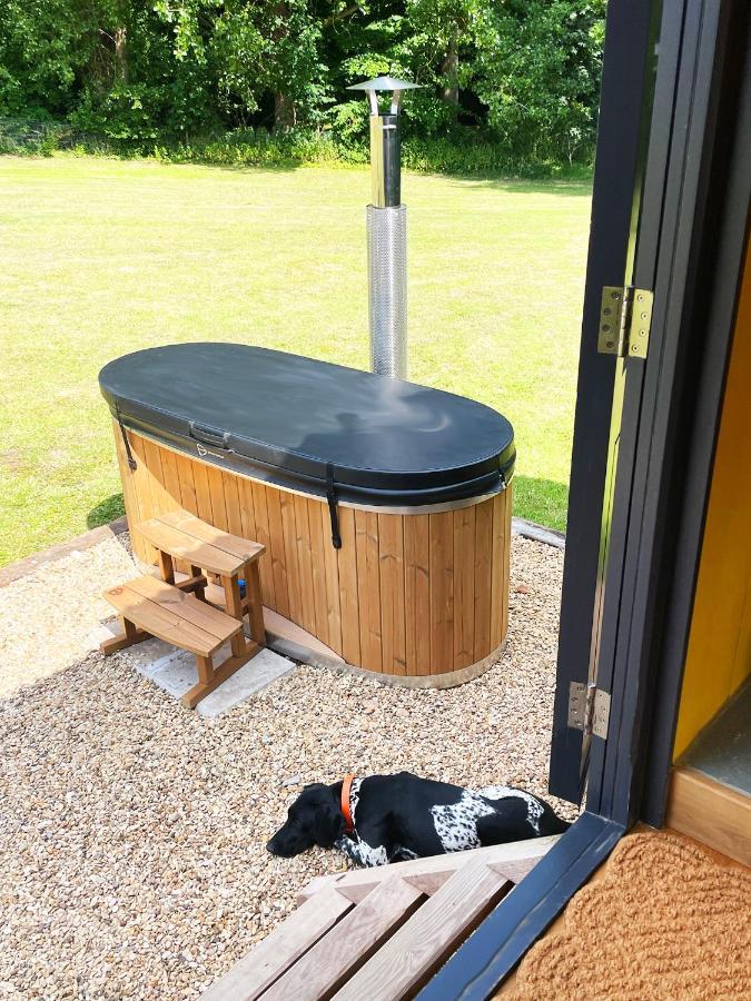 Old King William Shepherd Huts And Private Hot Tubs In North Norfolk Hunworth Bagian luar foto
